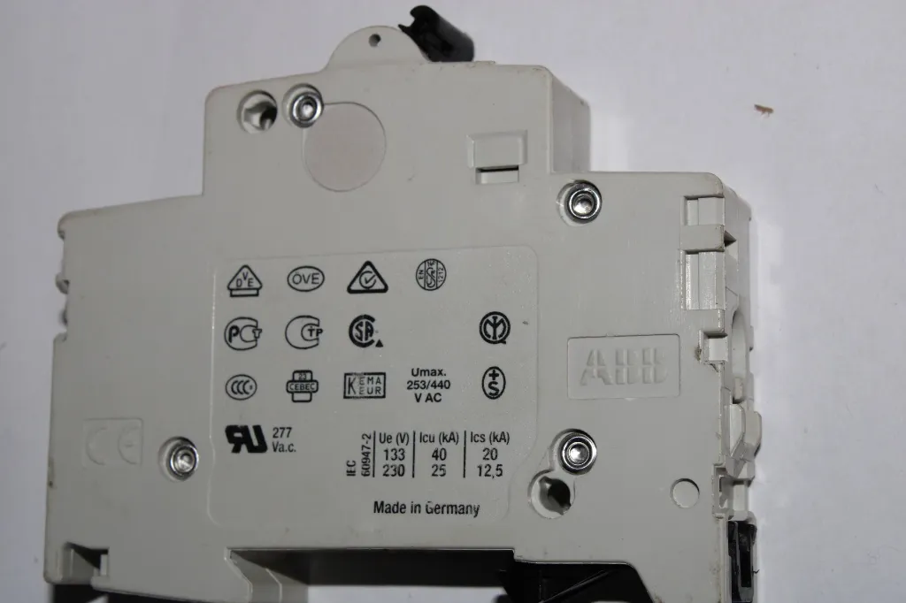 2cds281001r0101-abb-s201p-d10-circuit-breaker.webp
