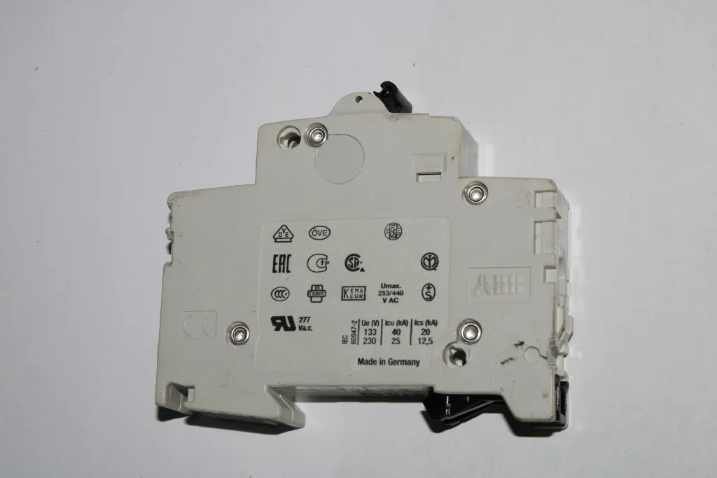 2cds281001r0104-abb-s201p-c10-circuit-breaker.webp
