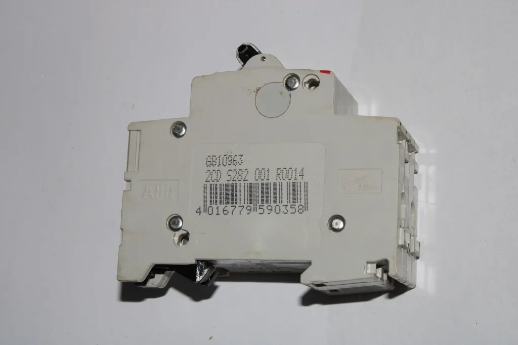 2cds282001r0014-abb-s202p-c1-circuit-breaker.webp