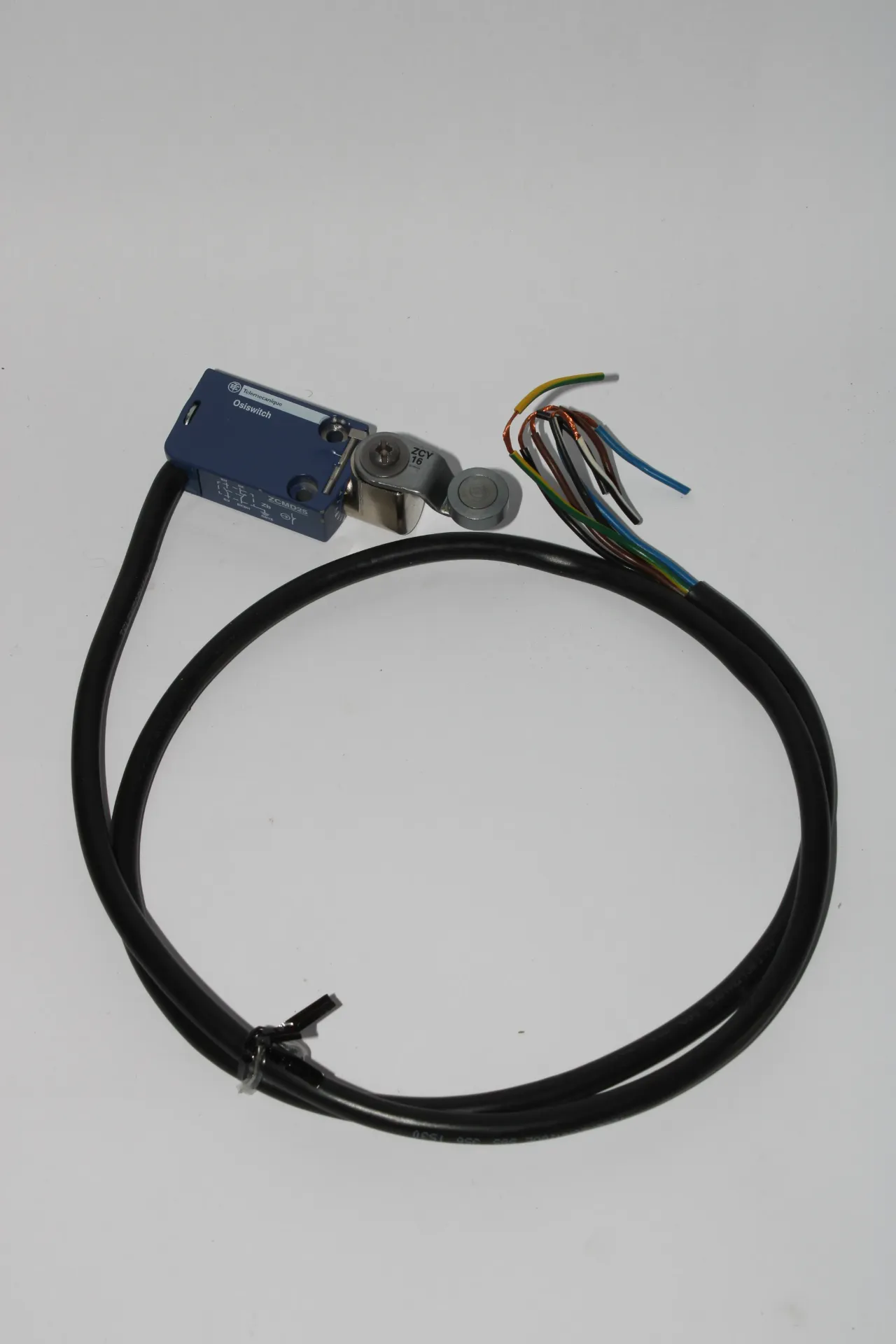 [31D] Telemecanique XCMD2516L1 OsiSense Roller Lever Limit Switch