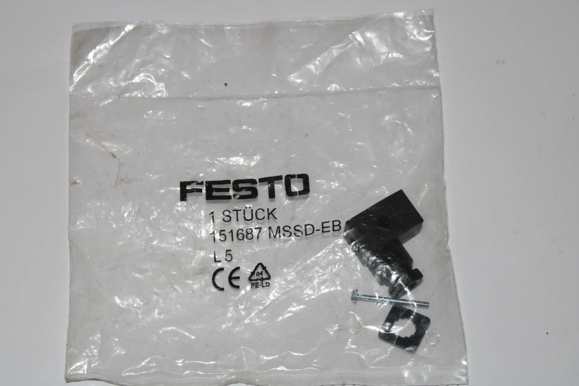 Festo MSSD-EB (151687) 3-pin Angled Form C Plug Socket with M2.5 Central Screw